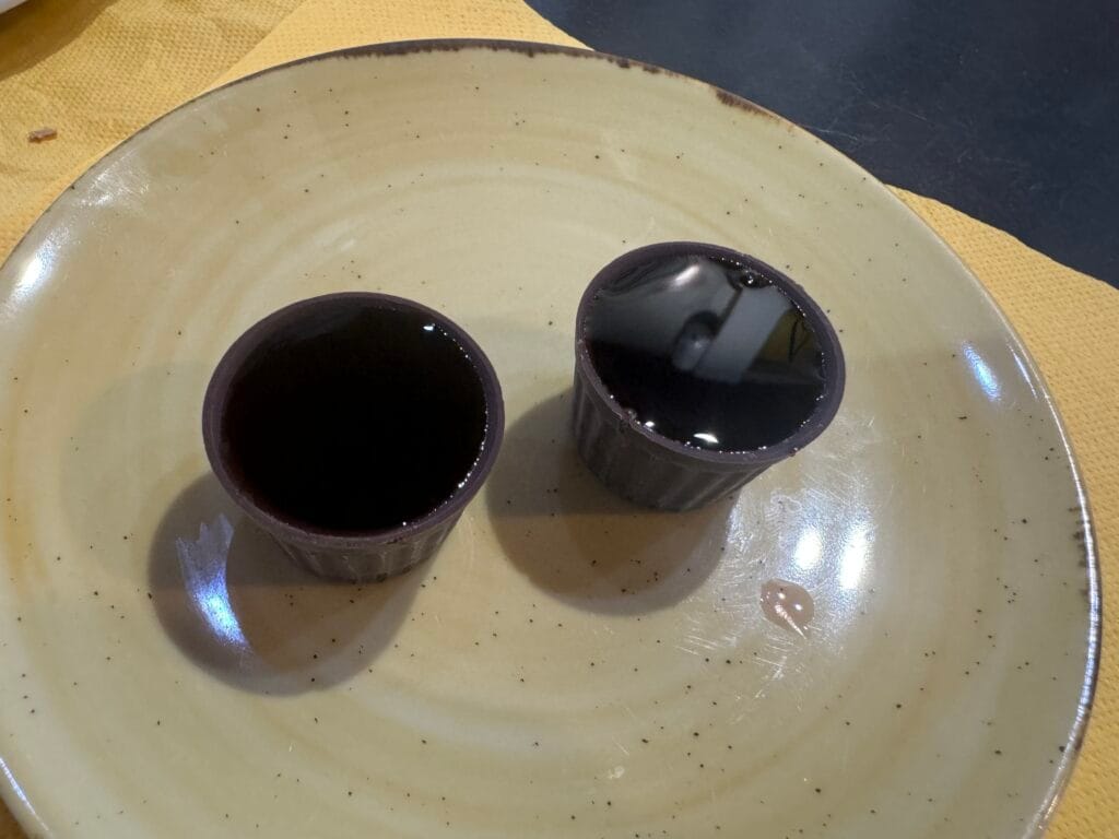 초콜릿 컵에 담긴 오비두스 진자체리주 두 잔