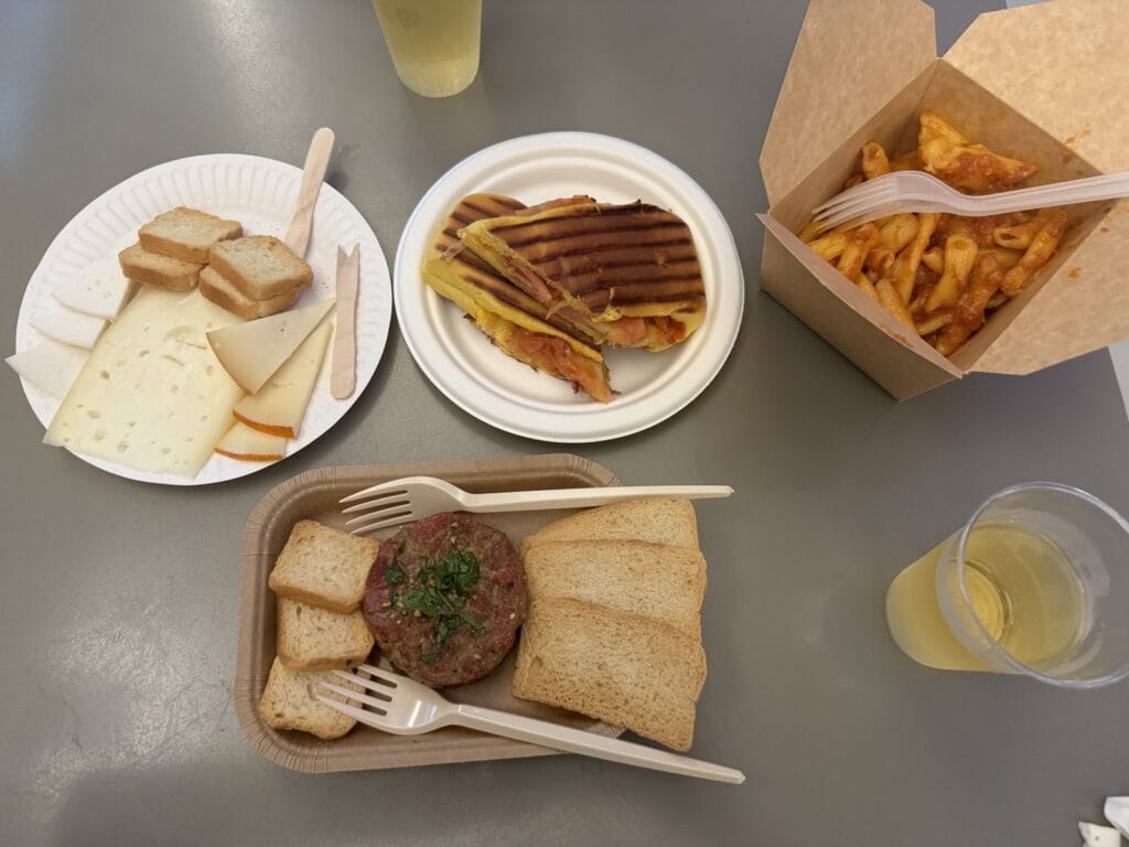 볼량시장에서 먹은 비프 타르타르와 파니니, 치즈, 펜네 파스타