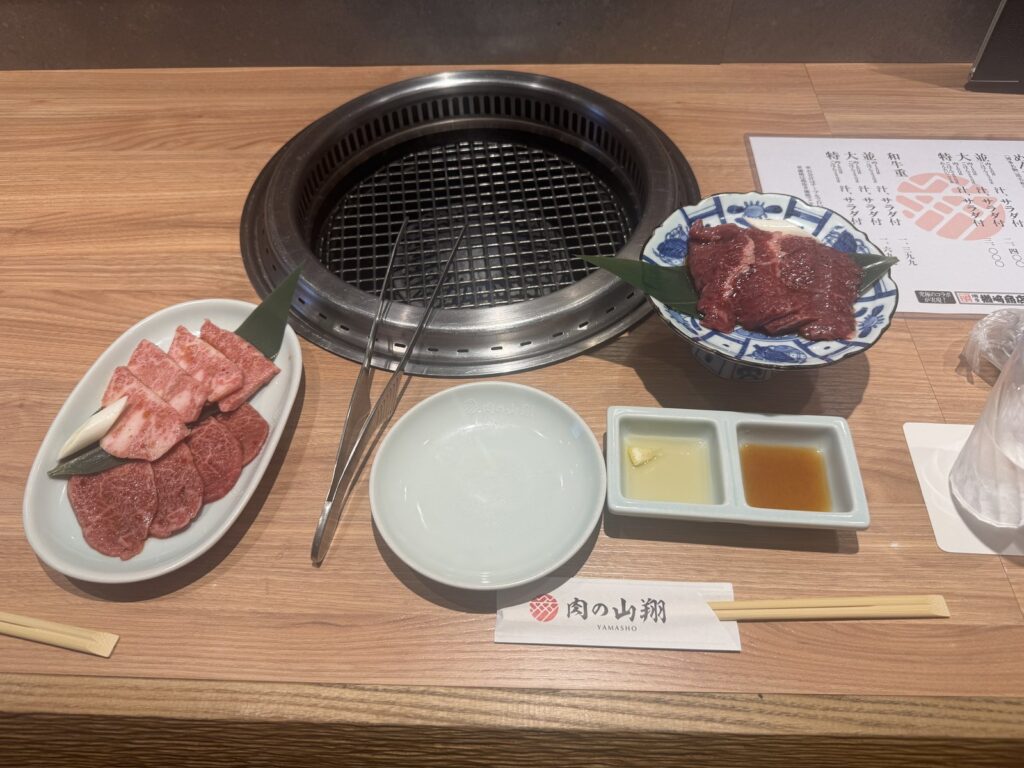 니쿠노 야마쇼 카운터석 화로 옆에 놓인 소고기 접시