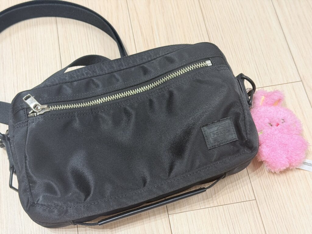 데일리와 여행용으로 쓰는 블랙 포터 LIFT 숄더백